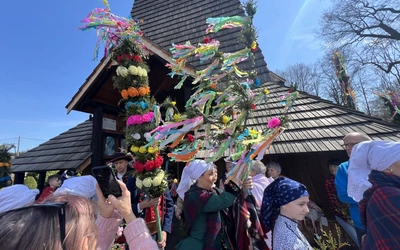 Wąskie i smukłe palmy zwane kawalerskimi przynoszą młodzieńcy.