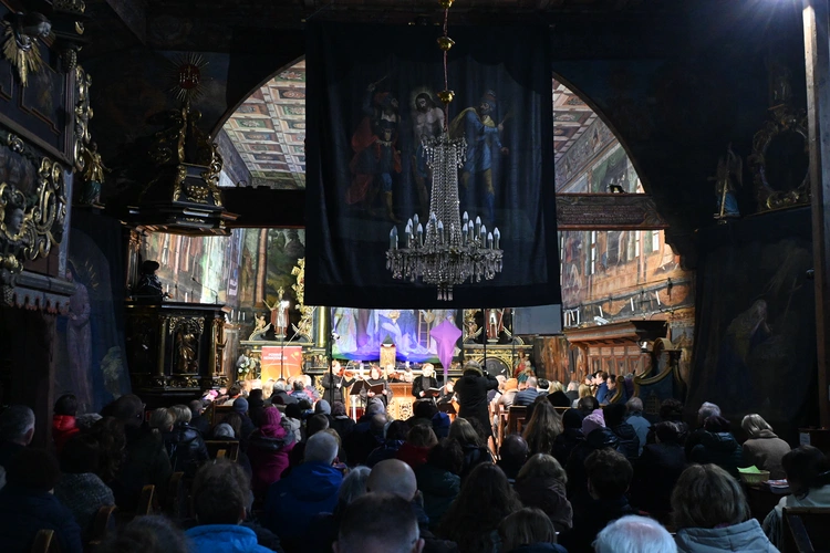 Koncert pod zasłonami 