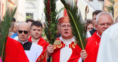 Człowiek skazuje Boga na śmierć
