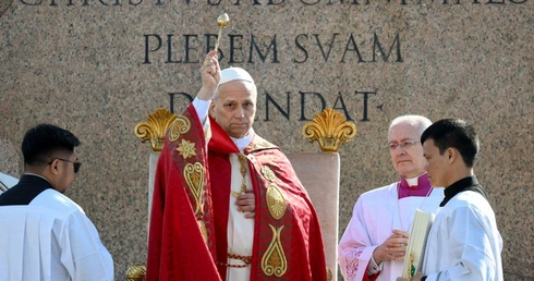 Leon XIV: Chrystus woła z krzyża - odłóżcie broń!