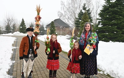 Miętustwo. Palmy prawie do dachu kościoła
