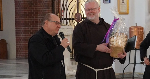 O destrukcyjnym wałkowaniu smutków niczym starej gumy do żucia i otwieraniu okien wdzięczności