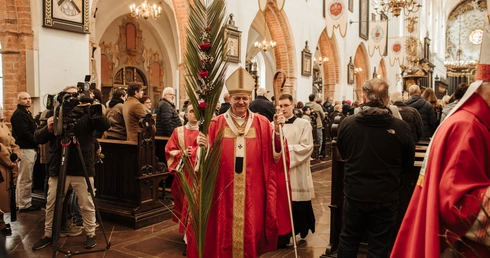 Abp Wojda: Krzyż pokazuje prawdę o Bogu i o człowieku