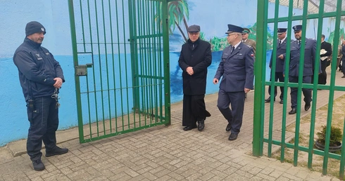 Biskup z wizytą u więźniów