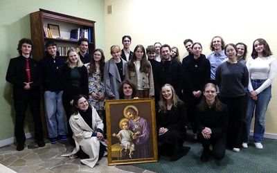 Młodzi, którzy wyśpiewali Akatyst ku czci św. Józefa z oazowiczami ze Złotych Łanów.