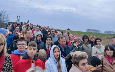 Droga Krzyża ulicami Koniemłotów