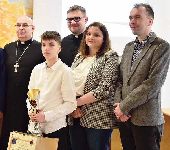 Antoniego Abramczyka, zwycięzcę  w kat. kl. IV–VI, do konkursu przygotował  ks. Paweł Grzesiak.