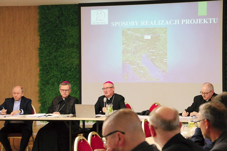 Bp Szymon Stułkowski opowiedział o projekcie w marcu podczas Zebrania Konferencji Episkopatu Polski w Warszawie oraz podczas konferencji dziekanów w diecezji. 