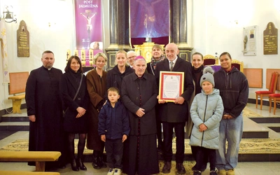 Laureatowi towarzyszyli najbliżsi w chwili wręczenia tytułu „Protector Vitae”.