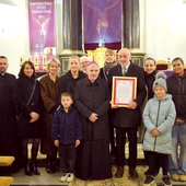 Laureatowi towarzyszyli najbliżsi w chwili wręczenia tytułu „Protector Vitae”.