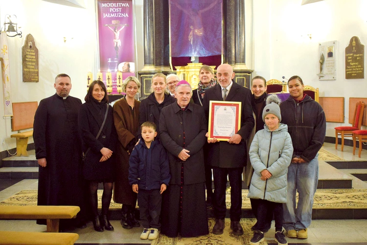Laureatowi towarzyszyli najbliżsi w chwili wręczenia tytułu „Protector Vitae”.