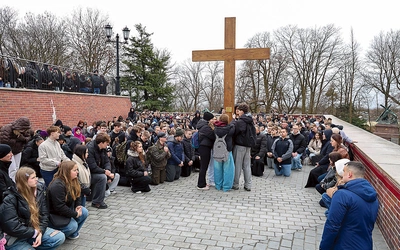 W czasie Drogi Krzyżowej młodzi rozważali stojące przed nimi decyzje.