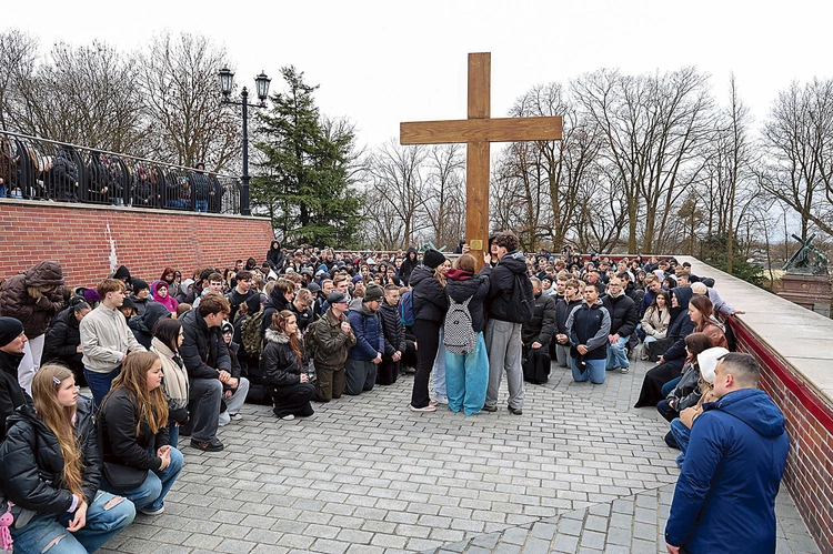 W czasie Drogi Krzyżowej młodzi rozważali stojące przed nimi decyzje.