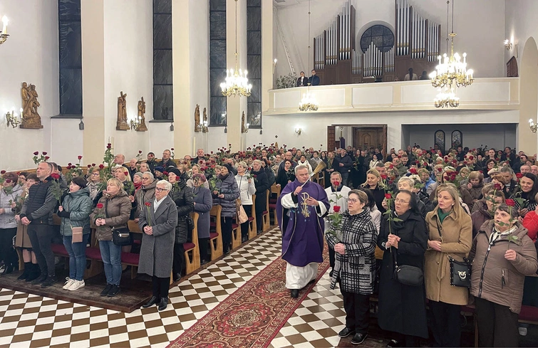 Róże pobłogosławił  ks. Szymon Pikus. 