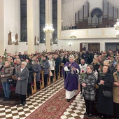 Róże pobłogosławił  ks. Szymon Pikus. 