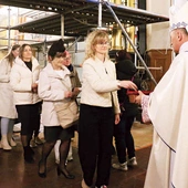 W czasie Eucharystii  bp Solarczyk przyjął przyrzeczenia podejmujących się duchowej adopcji.