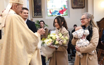 Za otwarcie jubileuszu metropolicie warszawskimu dziękowali parafianie i sympatycy sanktuarium, w tym zespół Powsinianie, uczniowie i rodziny.