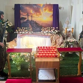 Honorowa warta w parafii w Bierutowie.