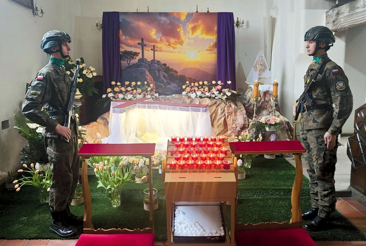 Honorowa warta w parafii w Bierutowie.