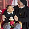 Siostry na co dzień otaczają czułą opieką dzieci z niepełnosprawnościami.
