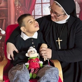 Siostry na co dzień otaczają czułą opieką dzieci z niepełnosprawnościami.