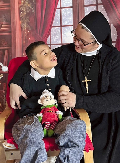 Siostry na co dzień otaczają czułą opieką dzieci z niepełnosprawnościami.