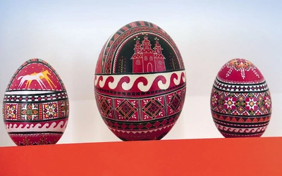 Prace Agnieszki Śloseckiej z Tyńca Małego (wzory huculskie, technika batikowa).