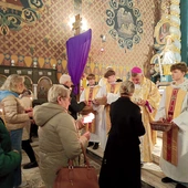 Bardzo wielu parafian zdecydowało się włączyć w duchową adopcję. Swoje deklaracje złożyli na ręce bp. Romana Pindla.