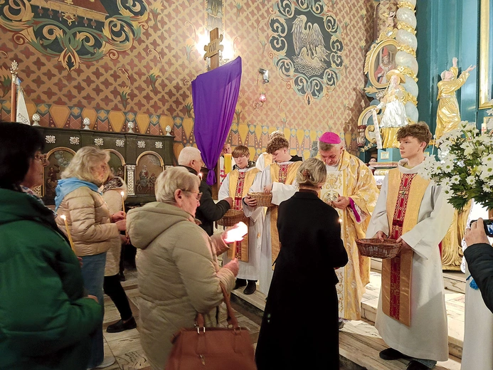 Bardzo wielu parafian zdecydowało się włączyć w duchową adopcję. Swoje deklaracje złożyli na ręce bp. Romana Pindla.