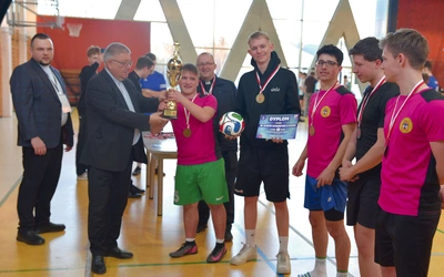 Lektorzy z Grybowa odbierają puchar.