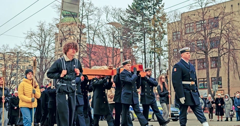 Między poszczególnymi stacjami drewniany krucyfiks, o długości kilku metrów, nieśli przedstawiciele różnych grup i stanów. 