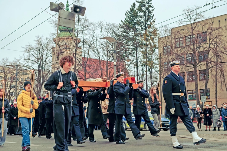 Między poszczególnymi stacjami drewniany krucyfiks, o długości kilku metrów, nieśli przedstawiciele różnych grup i stanów. 