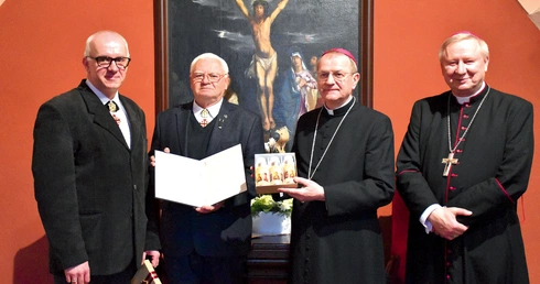 Olejek nardowy zostanie wykorzystany  do przygotowania oleju krzyżma. 