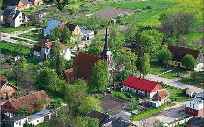 Miejscowość z centrum zlokalizowanym wokół świątyni to typowa żuławska owalnica.