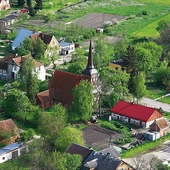 Miejscowość z centrum zlokalizowanym wokół świątyni to typowa żuławska owalnica.