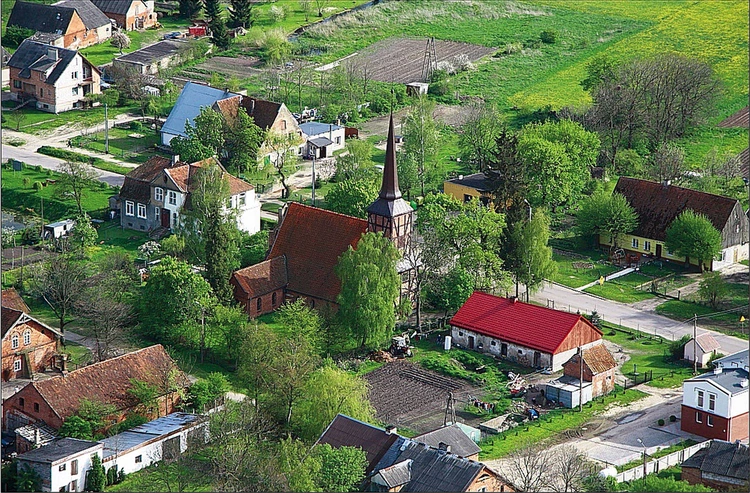 Miejscowość z centrum zlokalizowanym wokół świątyni to typowa żuławska owalnica.