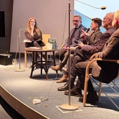 – „Łaska działa w sposób nieskrępowany” – ten cytat z ks. Franciszka Blachnickiego jest mi cały czas bliski – podzieliła się Katarzyna Błaszczyńska, autorka scenariusza filmu o ks. Blachnickim, nagrodzonego przez Panteon Górnośląski. Na zdjęciu (od lewej): Dominika Szczawińska, ks. prof. Arkadiusz Wuwer, Katarzyna Błaszczyńska, ks. prof. Jerzy Szymik i ks. Ryszard Nowak.