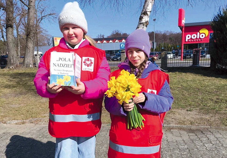 Najmłodsi wolontariusze parafii  w Dąbkach.