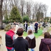 Zmartwychwstanie Jezusa  jest źródłem nadziei na przyszłe spotkanie z ukochanymi. 