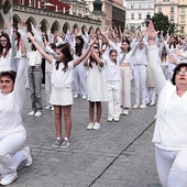 – Bardzo nas cieszy, gdy starsze osoby doceniają, iż jest tak dużo młodych, którzy chcą pokazać swoją wiarę innym. Jesteśmy dumne, mogąc zaświadczyć, iż nam, dzieciom, zależy na wierze – zapewnia Gabrysia ze szkoły w Brzączowicach. 