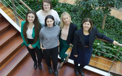 – Przed nami jeszcze dużo pracy. Teraz przygotowujemy się do badań na modelach zwierzęcych (na które również potrzebujemy wsparcia finansowego). Jak ufamy, pozwolą nam one dojść do etapu badań klinicznych – mówią badaczki z UJ. Na zdjęciu – druga od prawej – prof. Joanna Lewandowska- -Łańcucka.