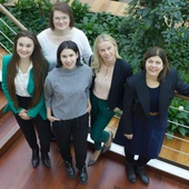 – Przed nami jeszcze dużo pracy. Teraz przygotowujemy się do badań na modelach zwierzęcych (na które również potrzebujemy wsparcia finansowego). Jak ufamy, pozwolą nam one dojść do etapu badań klinicznych – mówią badaczki z UJ. Na zdjęciu – druga od prawej – prof. Joanna Lewandowska- -Łańcucka.