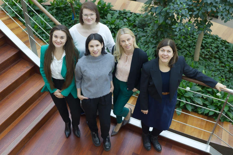 – Przed nami jeszcze dużo pracy. Teraz przygotowujemy się do badań na modelach zwierzęcych (na które również potrzebujemy wsparcia finansowego). Jak ufamy, pozwolą nam one dojść do etapu badań klinicznych – mówią badaczki z UJ. Na zdjęciu – druga od prawej – prof. Joanna Lewandowska- -Łańcucka.