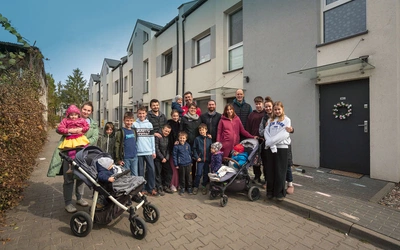 „Wybudujmy sobie sami osiedle”. Odwiedziliśmy Chrześcijańską Wspólnotę Mieszkaniową pod Warszawą