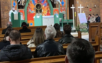 Nauczycielska adoracja Pana Jezusa w Najświętszym Sakramencie.