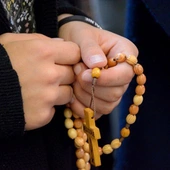 Różaniec Rodziców to modlitwa wspólnotowa oparta na schemacie Żywego Różańca. 