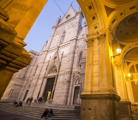 Z dachu katedry św. Januarego widać Wezuwiusza