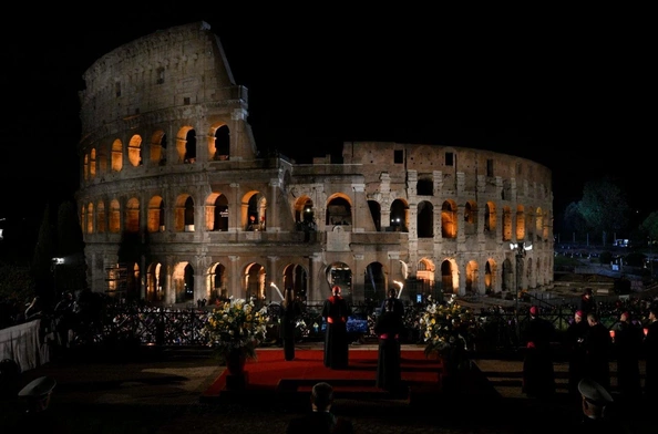 Droga Krzyżowa w Koloseum: rozważania o cierpieniu i nadziei dla każdego