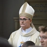 Abp Przybylski do kapłanów: Ludzie chcą widzieć księdza w sutannie wytartej na kolanach, a nie przy kieszeniach