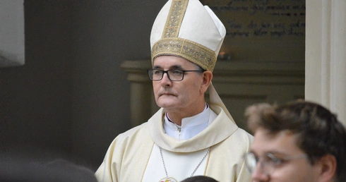 Abp Przybylski do kapłanów: Ludzie chcą widzieć księdza w sutannie wytartej na kolanach, a nie przy kieszeniach